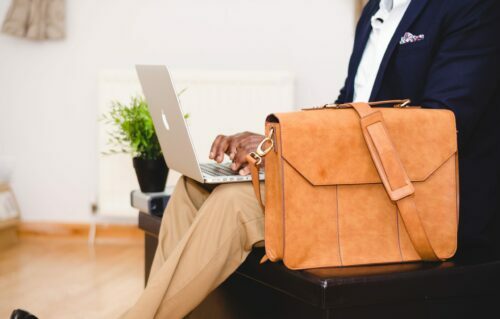 sac daim et homme ordinateur sac daim et homme ordinateur