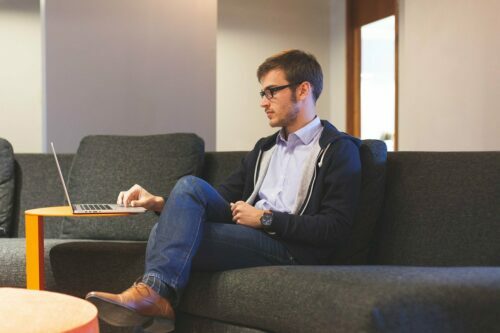 entrepreneur ordinateur Homme lunette ordinateur